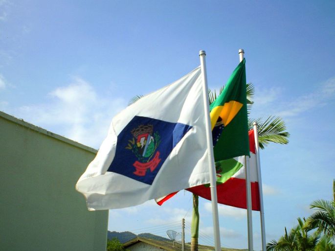 Bandeira de Ilhota na Prefeitura de Ilhota
